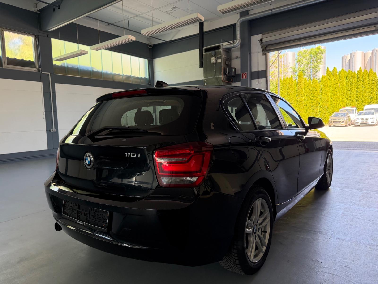BMW 118i *AUTOMATIK*BI-XENON*NAVI*SCHIEBEDACH*PDC*