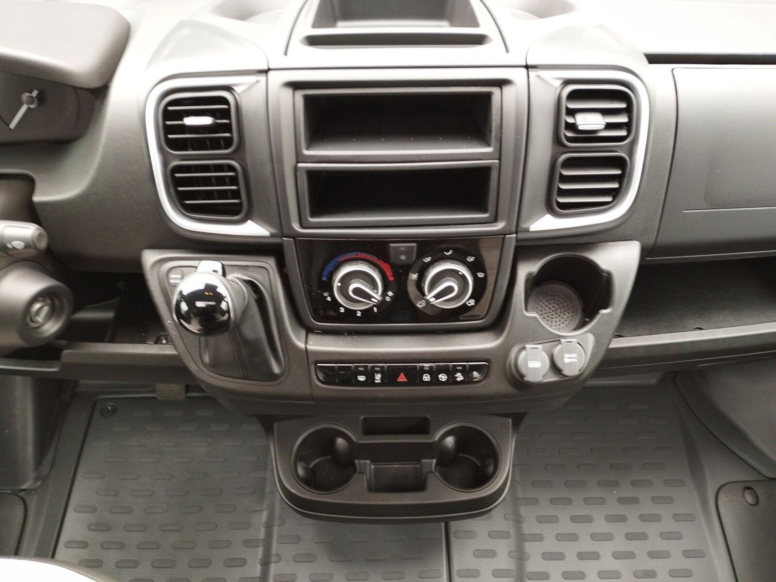 Fahrzeugabbildung Sunlight Adventure V 66 Automatik, Dörr Edition, TV