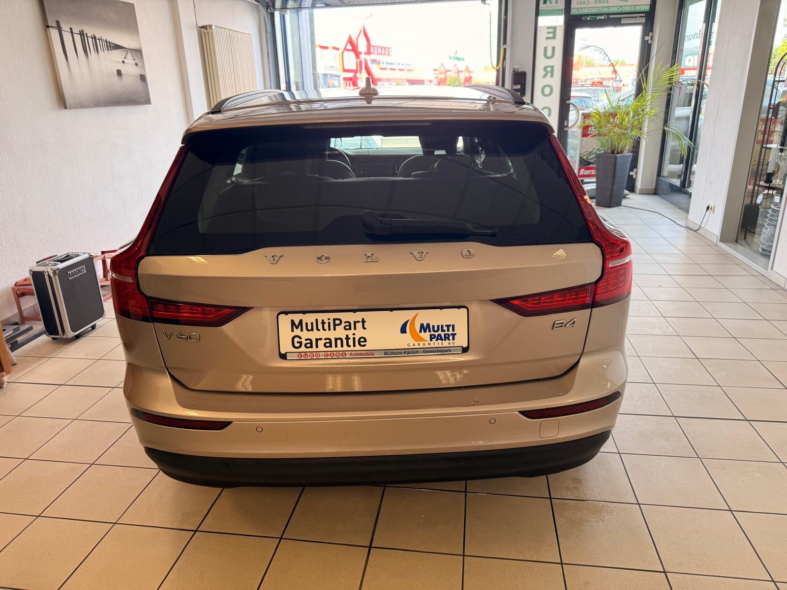 Fahrzeugabbildung Volvo V60 Kombi Core/ 1.HAND/SCHECKHEFT/8.FACH BEREIFT