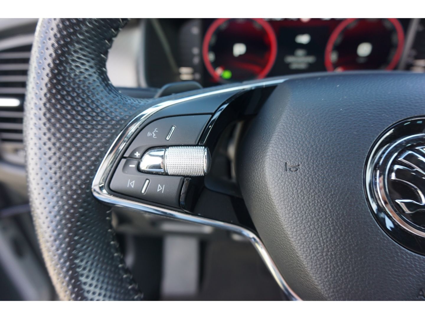 Skoda Kodiaq 2.0 TDI Sportline 4x4 DSG AHK Navi LED AC foto 15