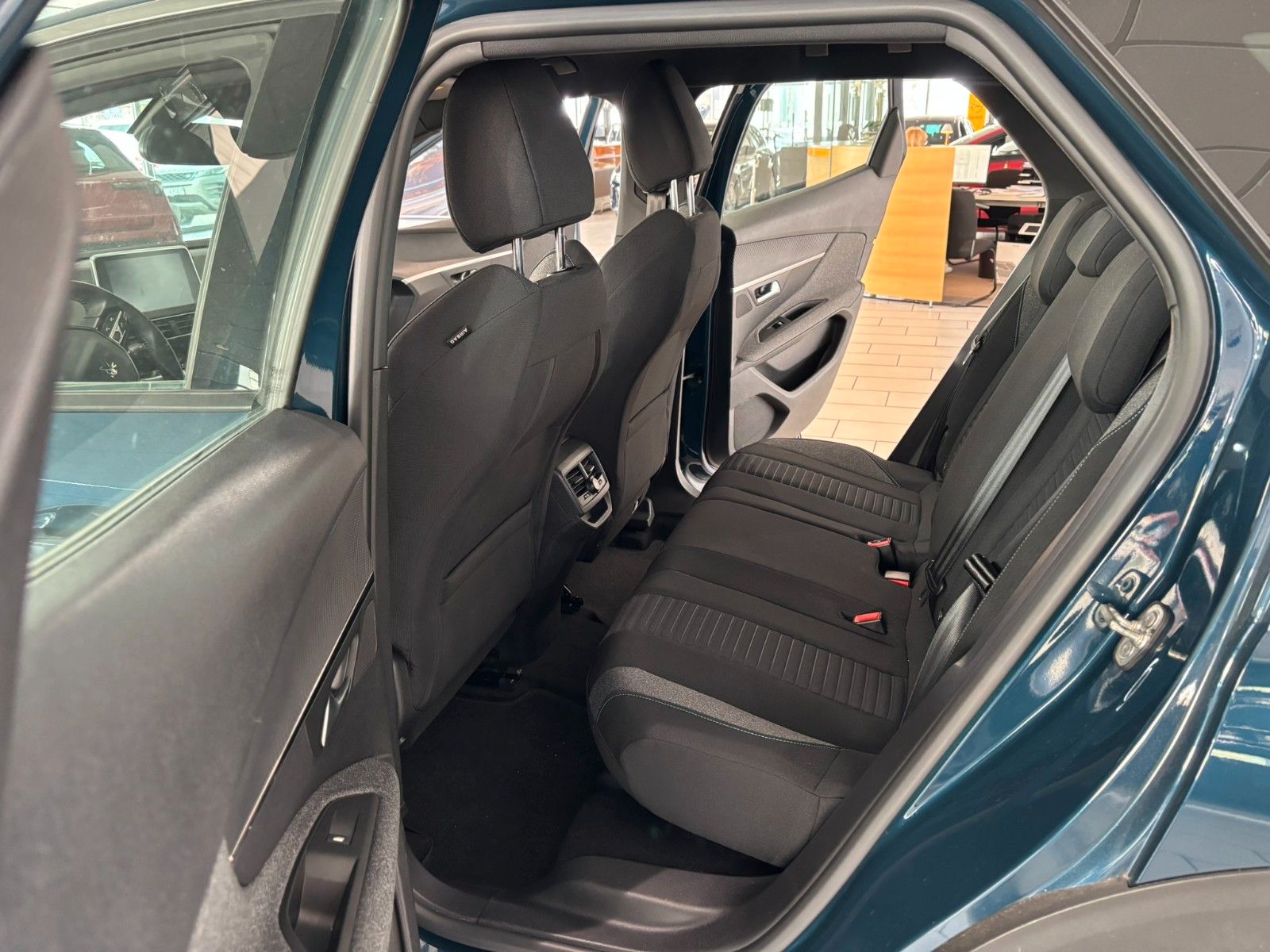 Fahrzeugabbildung Peugeot 3008 1.2T ACTIVE PACK NAVI/LED/SPORT/VIRT/PDC