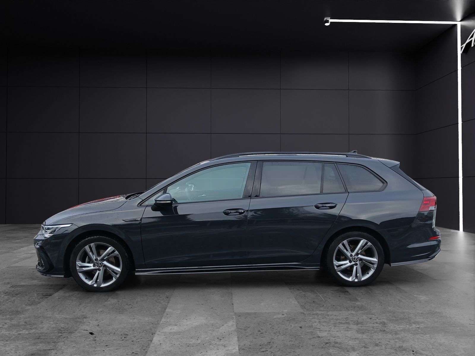Fahrzeugabbildung Volkswagen Golf VIII Variant TSI R-Line LED AHK Navi AID AC