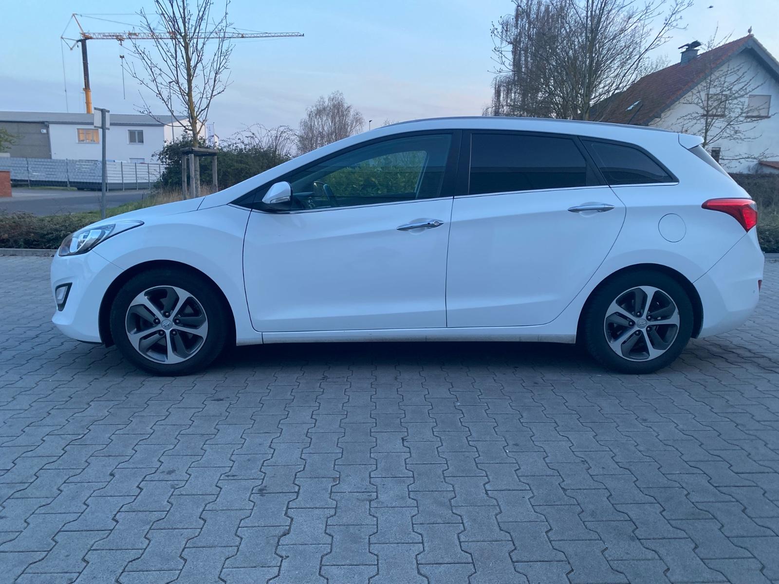 Hyundai i30 cw YES!. Navi, Kamera, AHK.