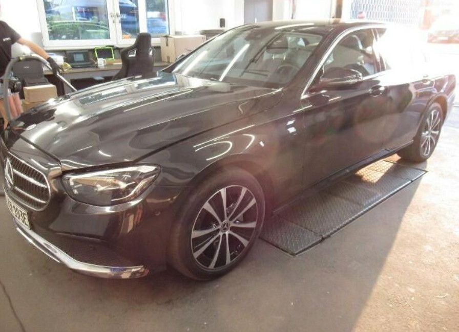Image of Mercedes-Benz E 300