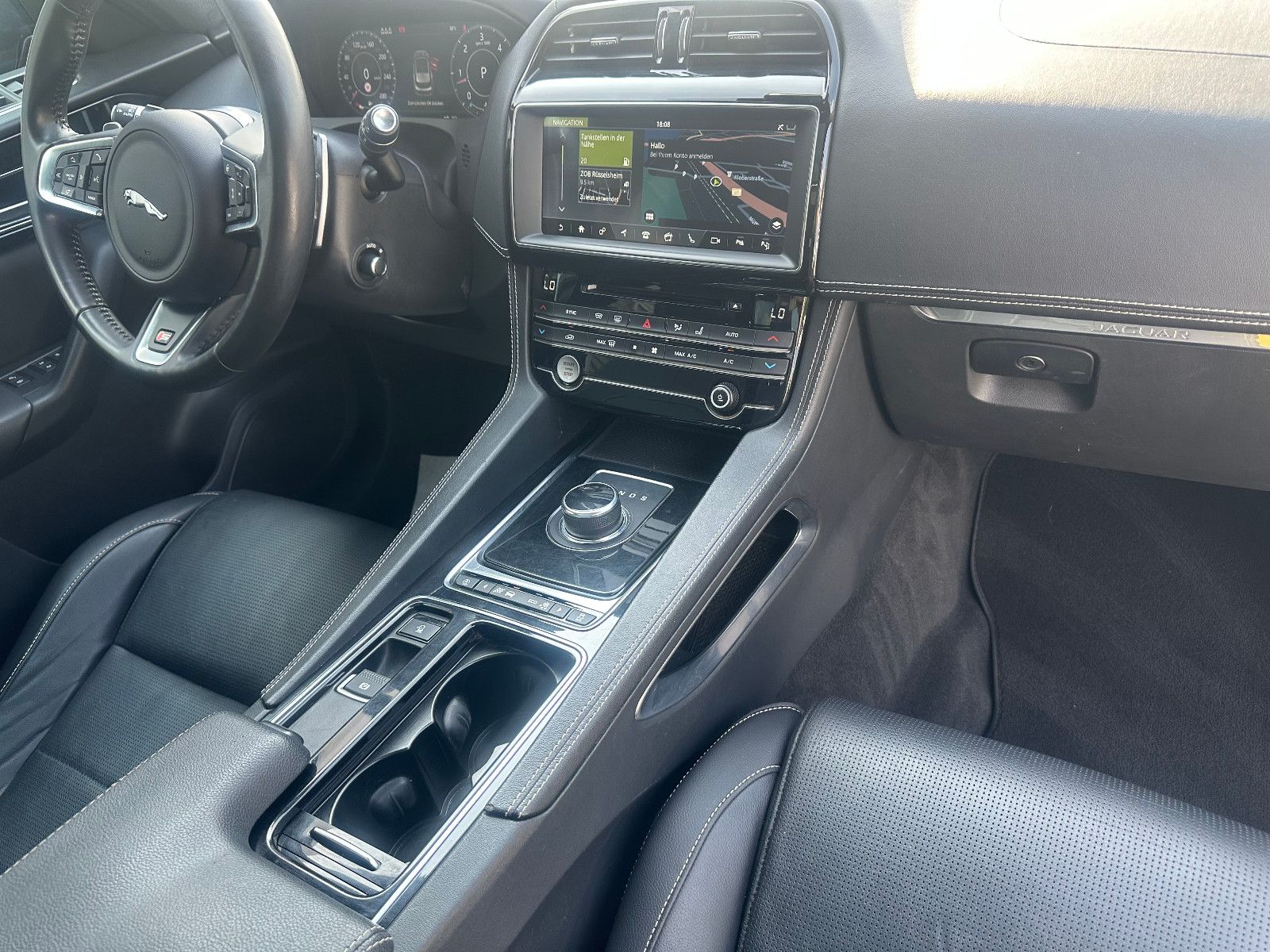 Fahrzeugabbildung Jaguar F-PACE S AWD QUICKSHIFT*22`LM+PANO+HEADUP+KAM*