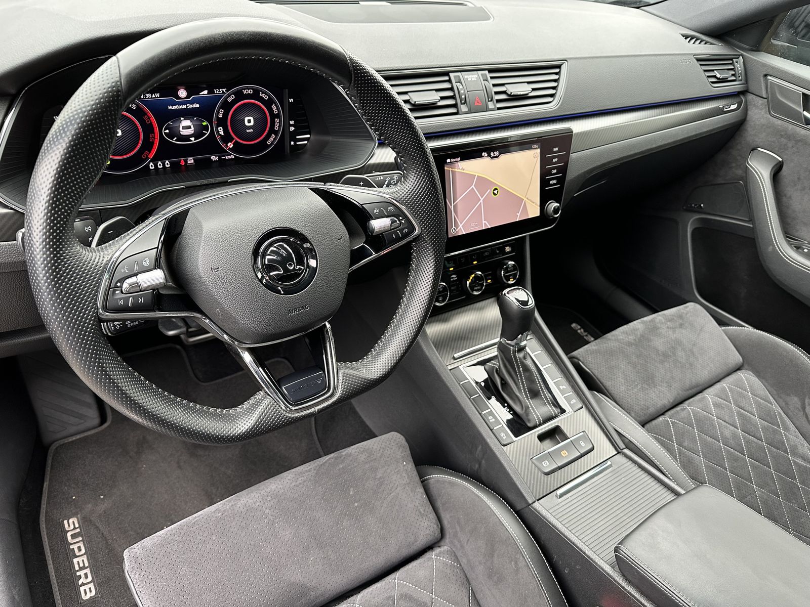 Fahrzeugabbildung SKODA Superb Combi 2.0 TDI DSG Sportline NAV+LED+KAM