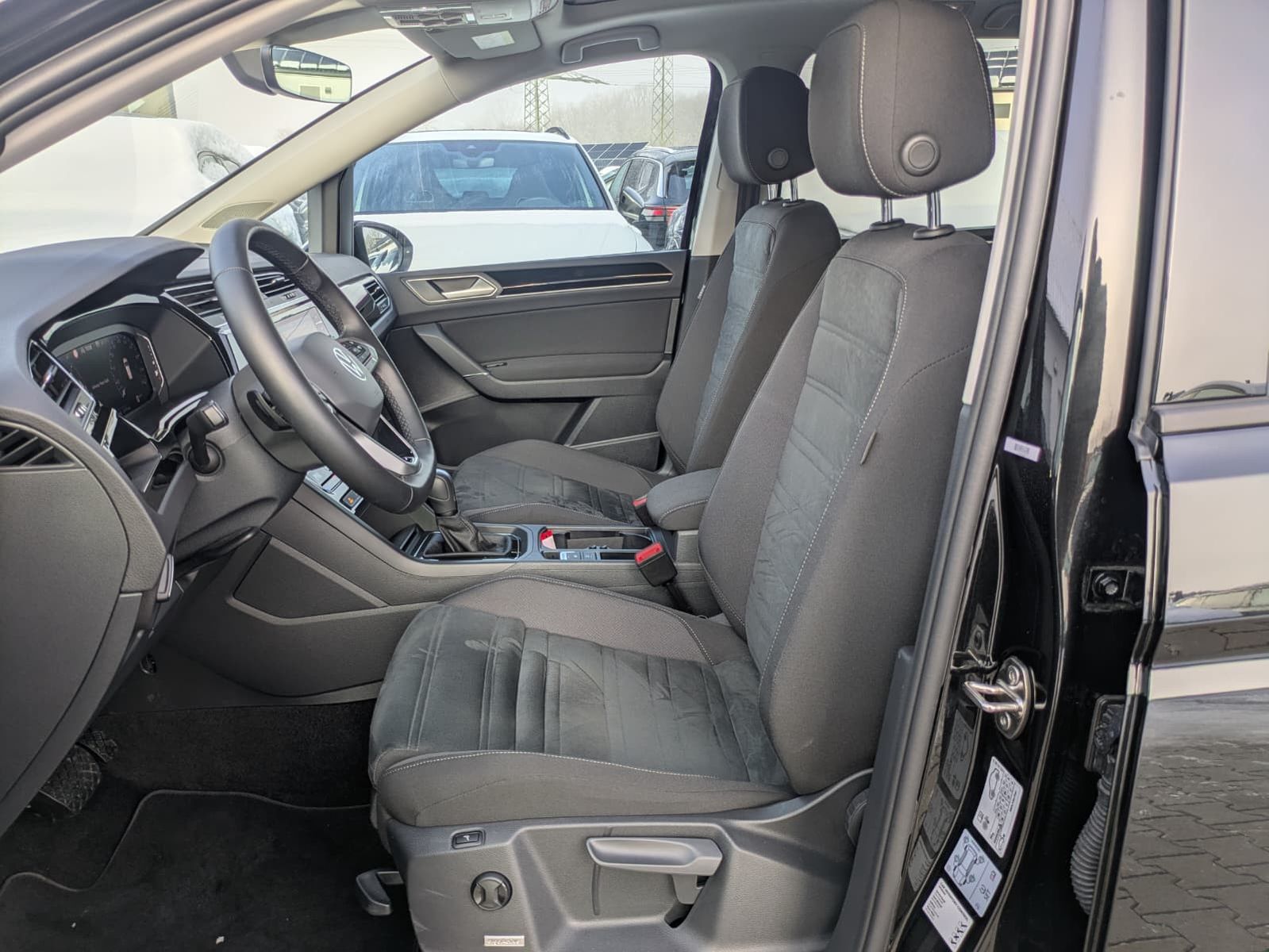 Fahrzeugabbildung Volkswagen Touran 2.0 DSG R-Line High BLACK Pano 7Si IQ AHK