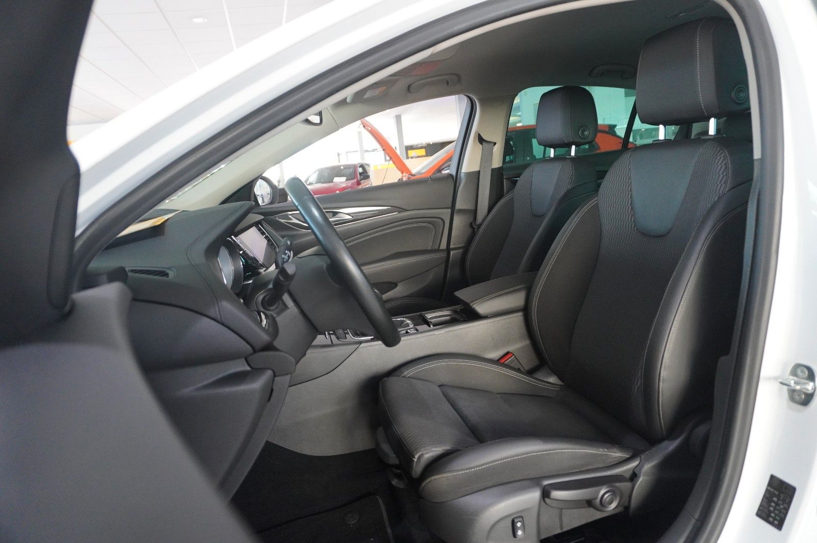 Fahrzeugabbildung Opel Insignia B GS 1.5T DYNAMIC NAVI/LED/SPORT/SH/AHK