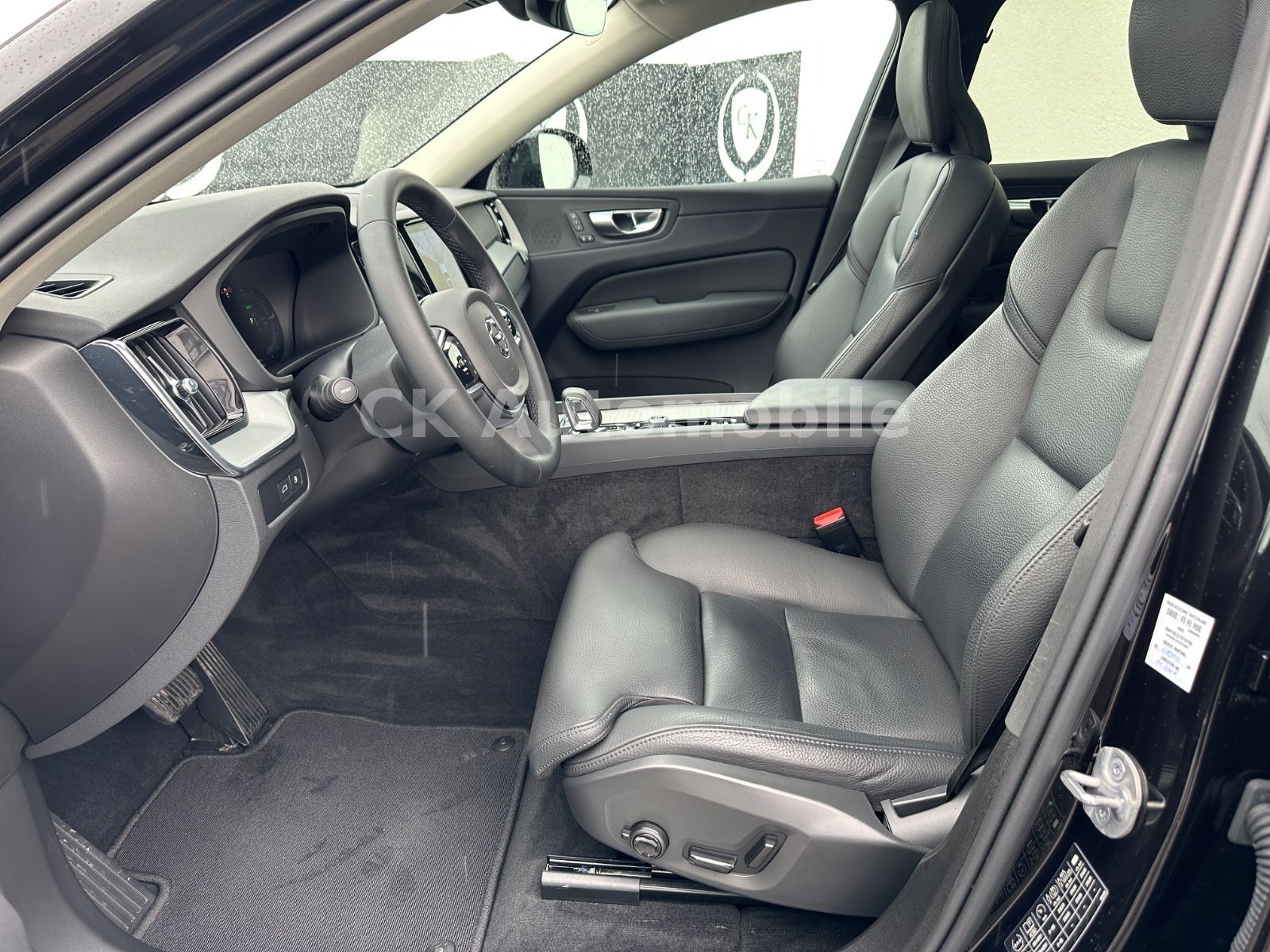 Fahrzeugabbildung Volvo XC60 T6 AWD Recharge Plus Dark/Pano/BLIS/AHK