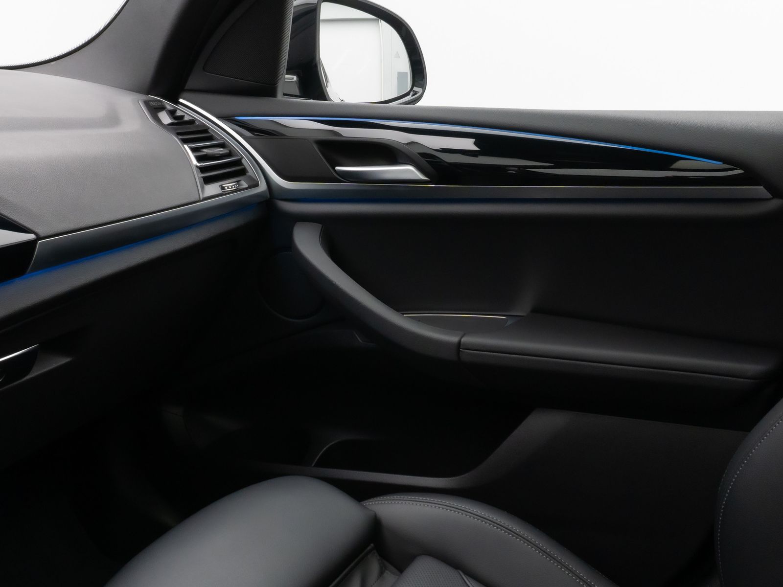 Fahrzeugabbildung BMW X3 xD30e M Sport Panorama 360° HUD DAB HiFi AHK