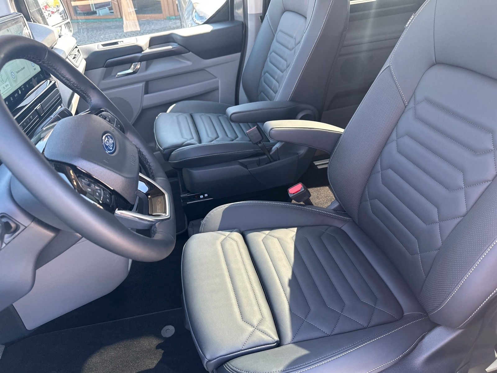 Fahrzeugabbildung Ford Tourneo Custom 320 L1 Titanium X AWD, STANDHEIZU
