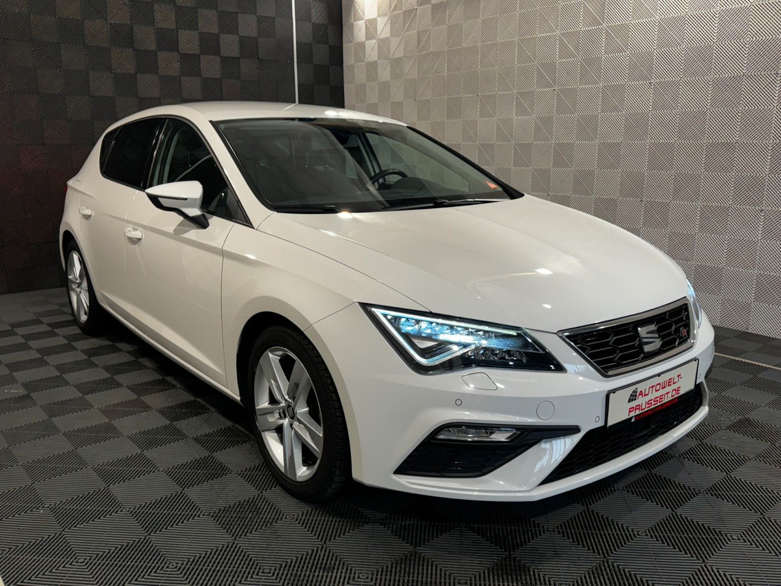 Gebrauchtwagen Seat Leon Leon*FR*MEDIA+-LED-PDC V+H-INDUKT.-TOUCH-LM 17" in Künzell