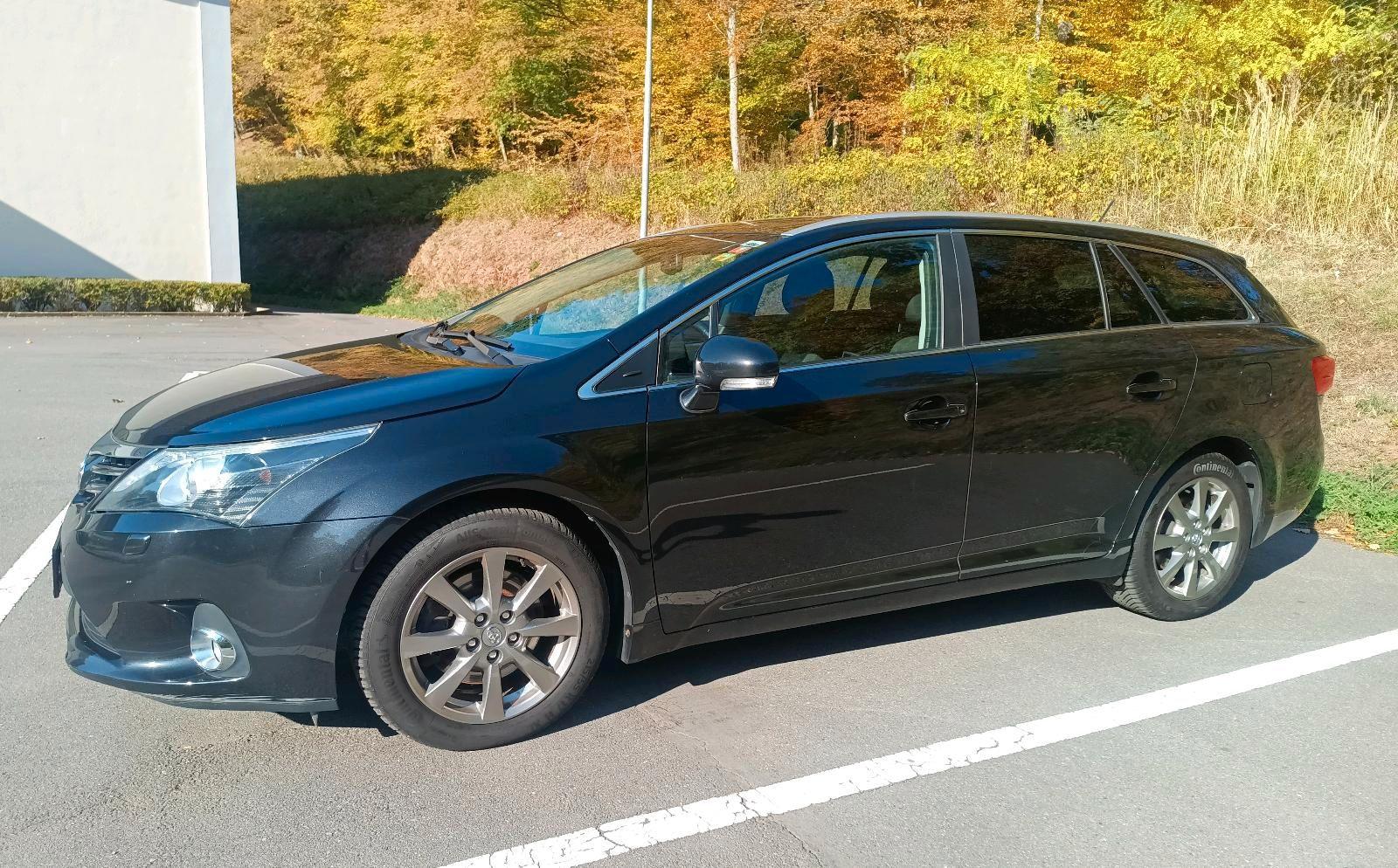 Toyota Avensis 2013 — вигляд ззаду