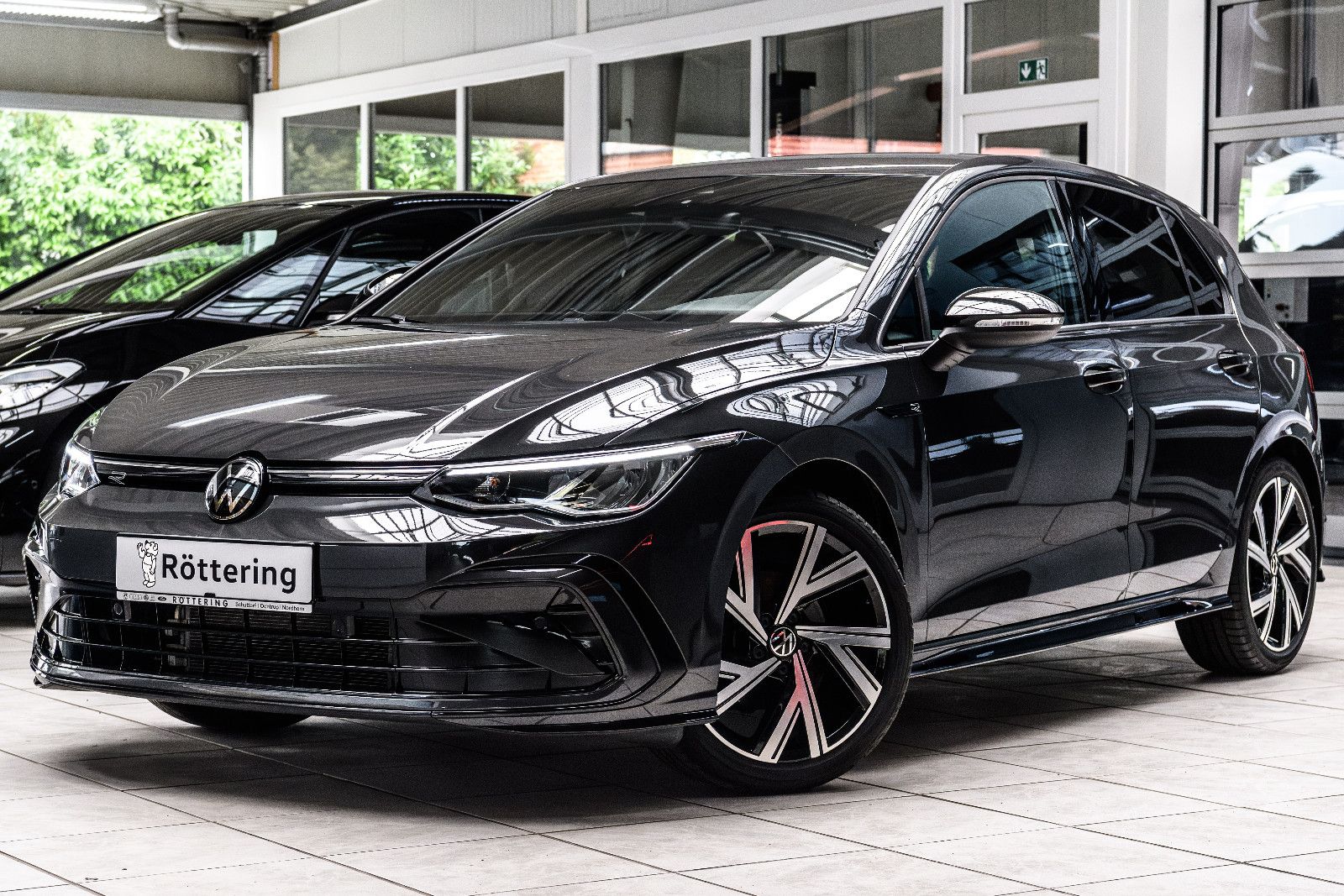 Fahrzeugabbildung Volkswagen Golf VIII R-Line 1.5 eTSI LED+APP+SHZ+18"