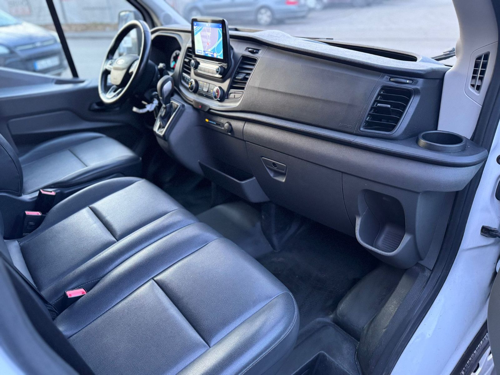 Fahrzeugabbildung Ford TRANSIT 330 L2H2*9-SITZE*LEDER*2xKLIMA*NAVI