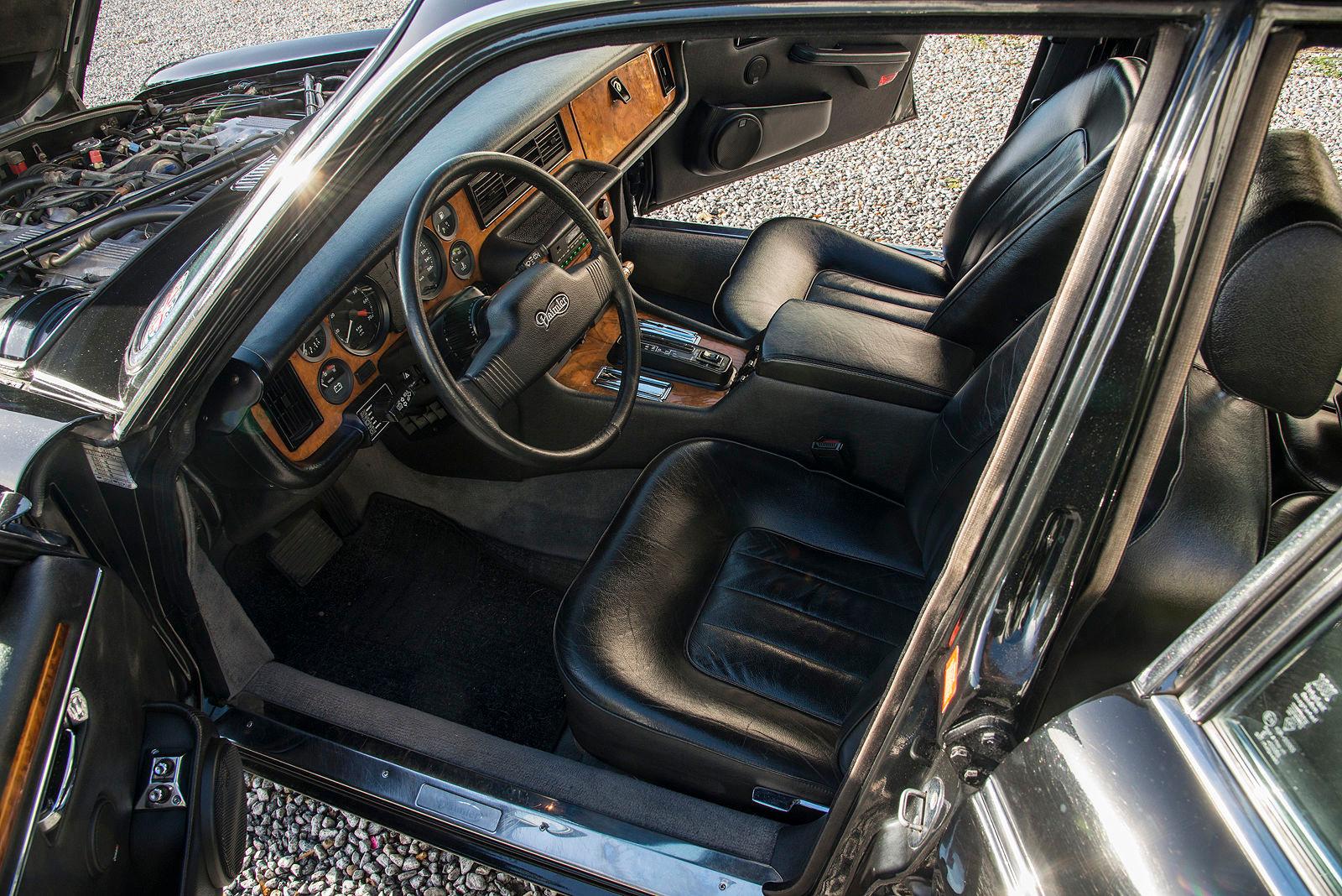 Jaguar XJ12 - Daimler Double Six Serie III