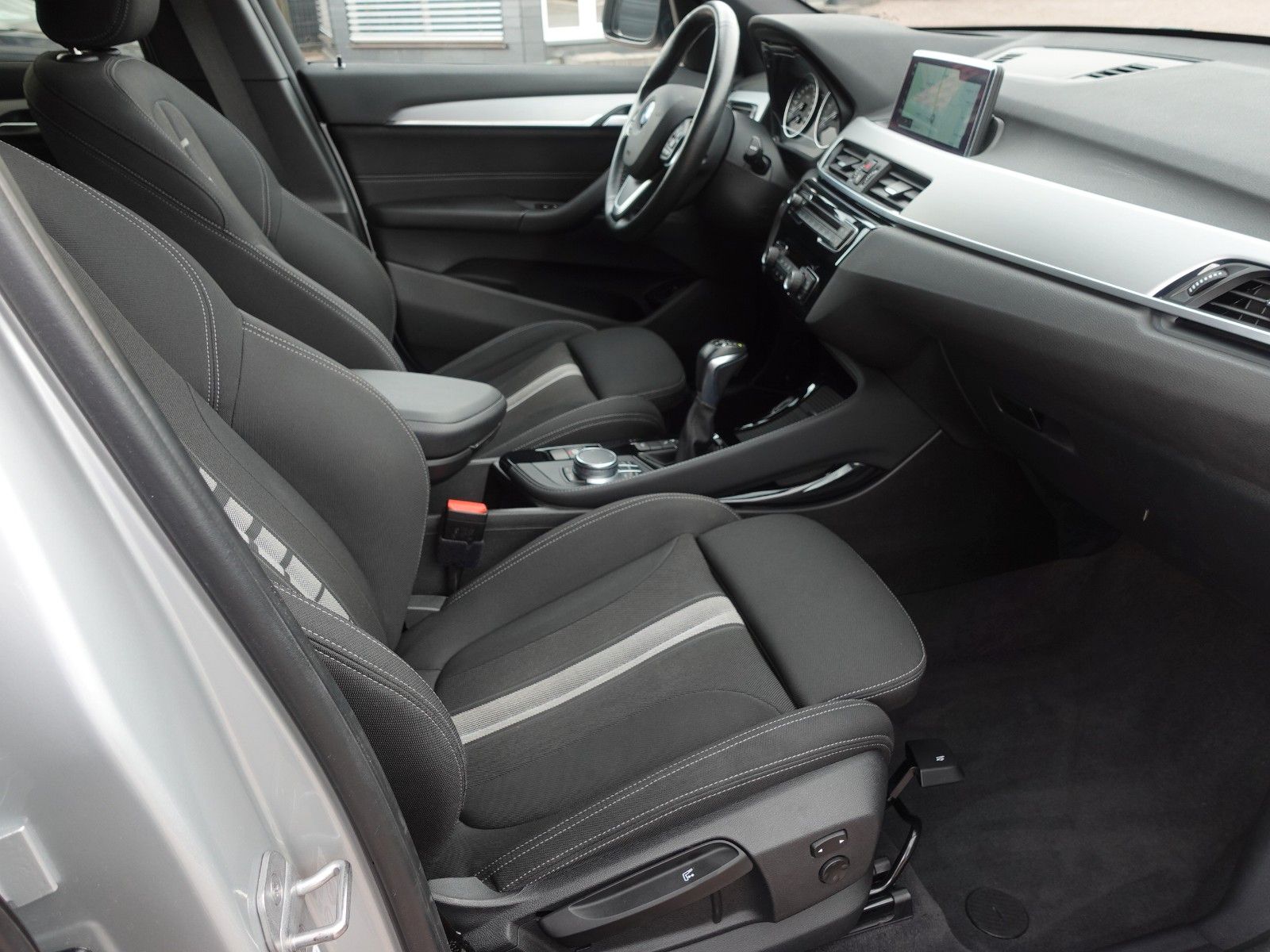 Fahrzeugabbildung BMW X1 xDrive20i A Sport Line I.Hd/AHK/LED/HeadUp/18