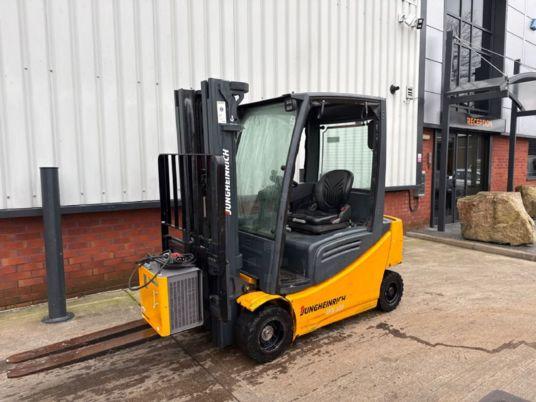 Jungheinrich EFG 320 / AKKU 2019 / 6034 Std.