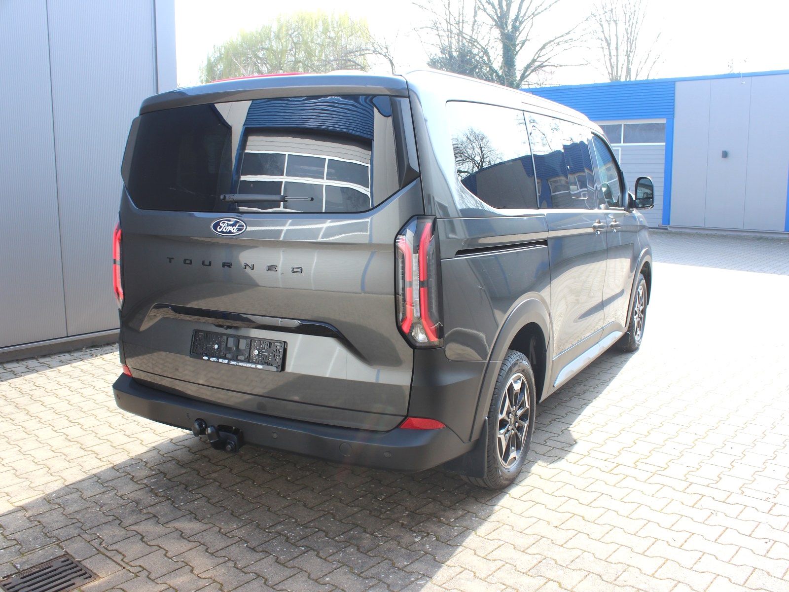 Fahrzeugabbildung Ford Tourneo Custom 320 L1 Tourneo Active FWD Bus