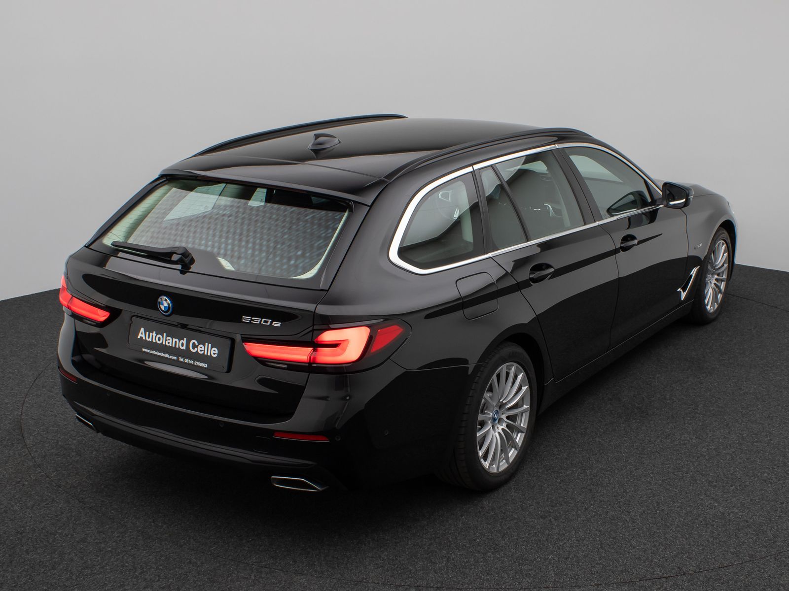 Fahrzeugabbildung BMW 530e Kamera DAB CockPitPro Stop&Go Alarm LED