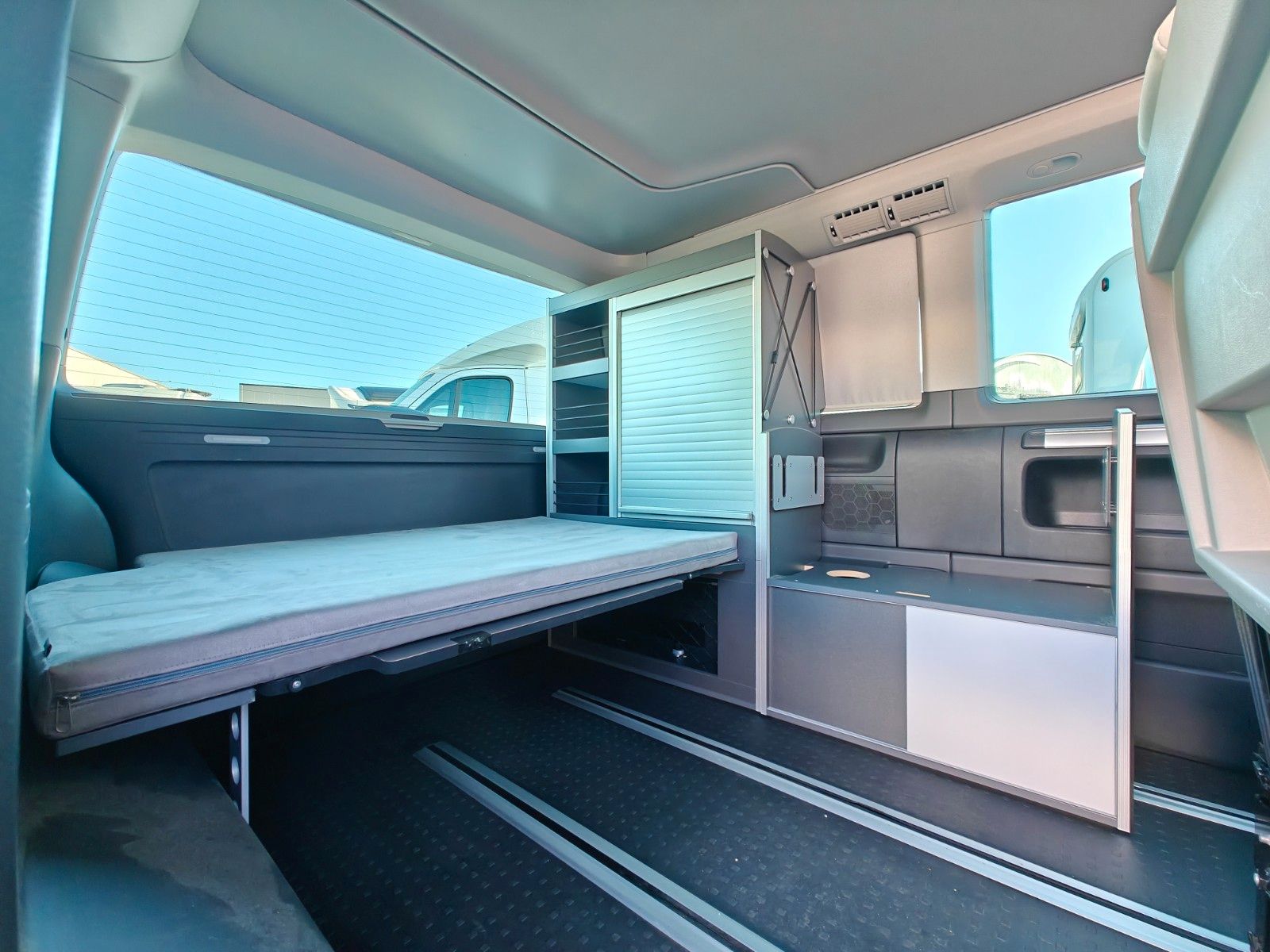 Fahrzeugabbildung Volkswagen T6 California Beach - Automatik + Schlafdach -