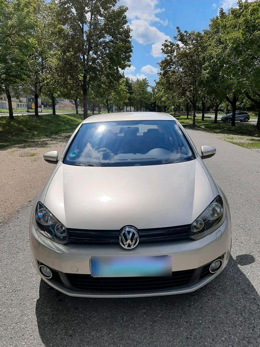 Volkswagen Golf 2009 — rear view