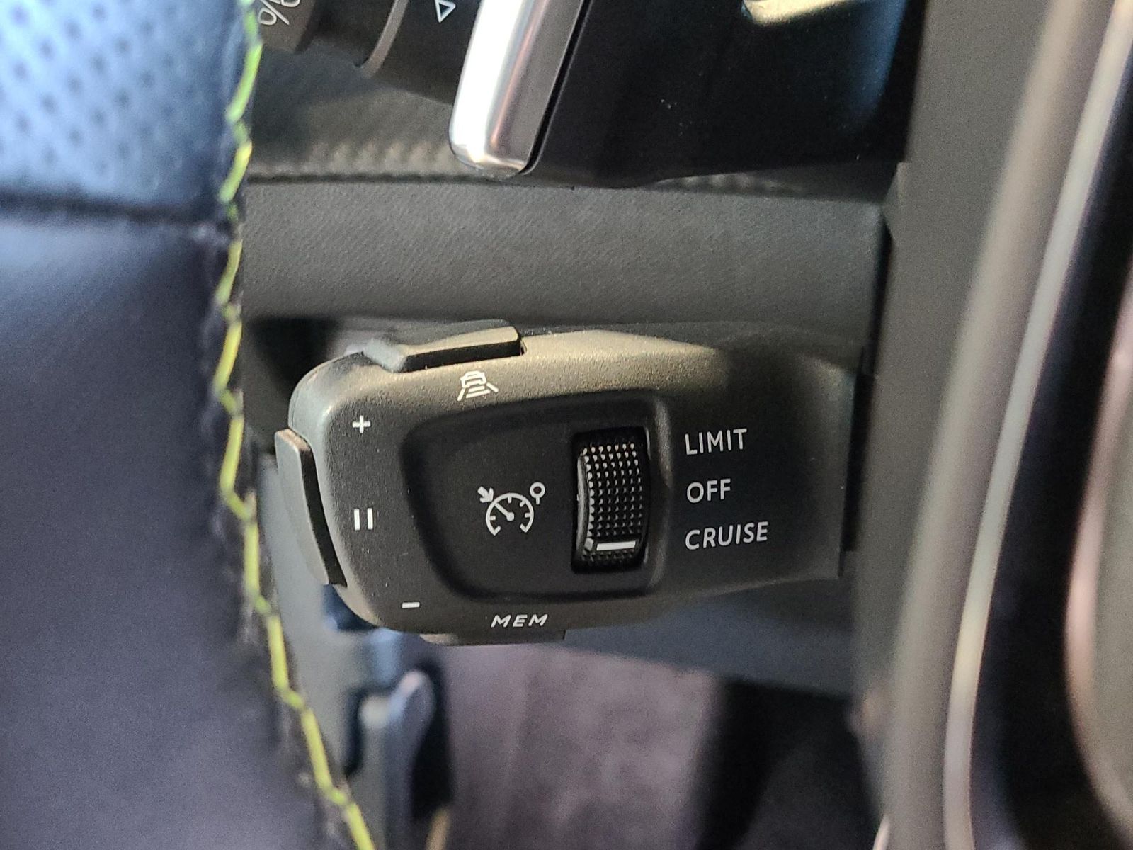 Fahrzeugabbildung Peugeot 2008 GT +180KAMERA+SHZ+NAVI+PANO+LANEASSIST+