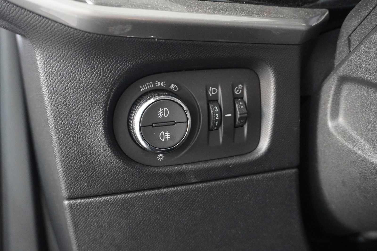 Fahrzeugabbildung Opel Mokka ELEGANCE 1.2T NAVI/LED/KAMERA/SPORT/SH/DAB