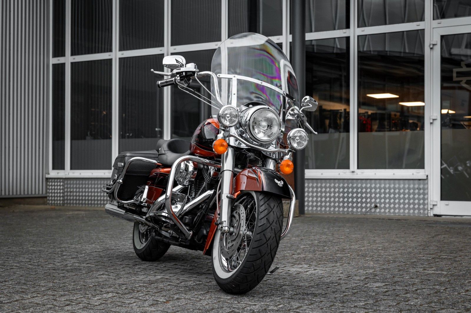 Fahrzeugabbildung Harley-Davidson FLHRC Road King Classic - BLACK BEAR - SELTEN
