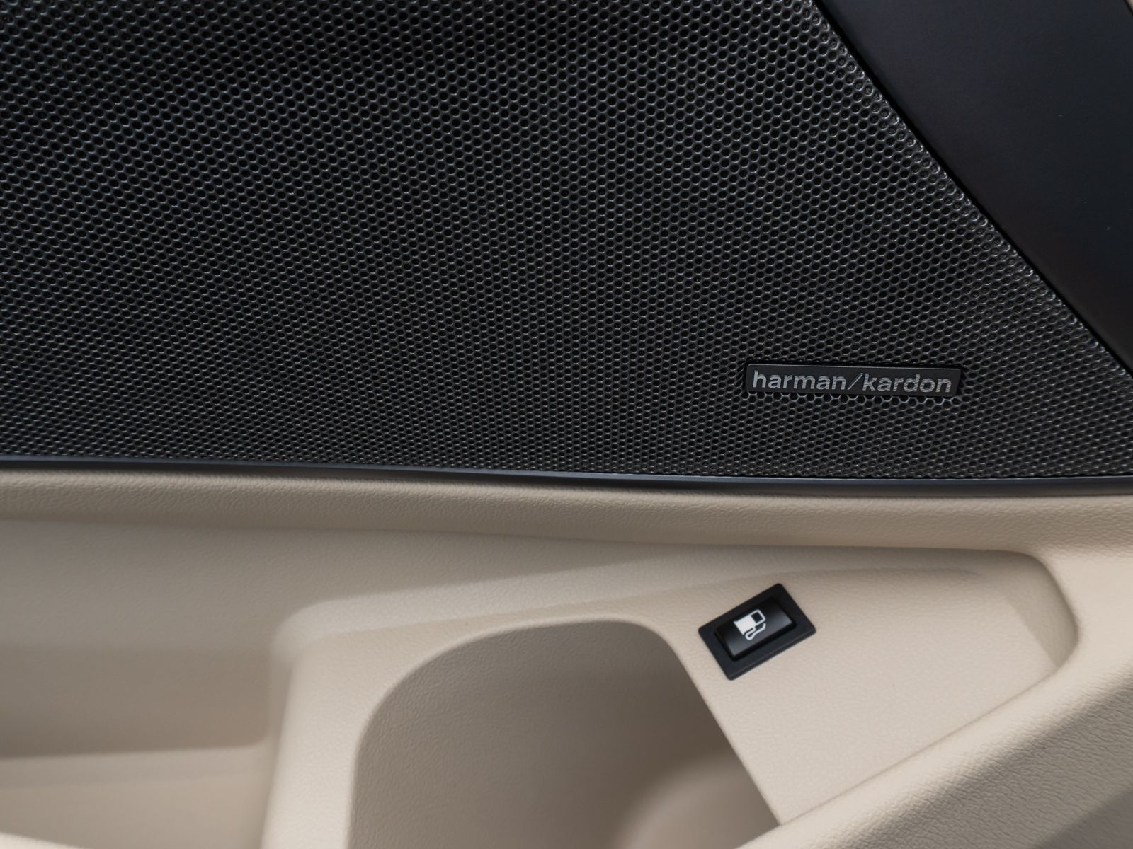 Fahrzeugabbildung BMW 330e Luxury Line 360°Laser HUD DAB H/K Komfort