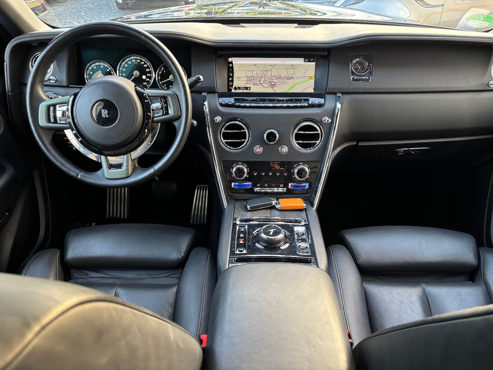 Fahrzeugabbildung Rolls-Royce Cullinan/NOVITEC/WIDEBODY/24''/FOND-TV/STERNEHIM