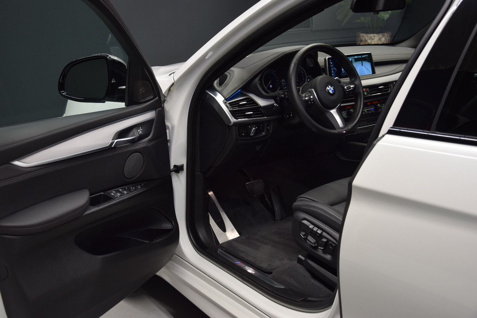 Fahrzeugabbildung BMW X6 M50 HUD TV 360 Pano Memory Sitzlüftung H&K