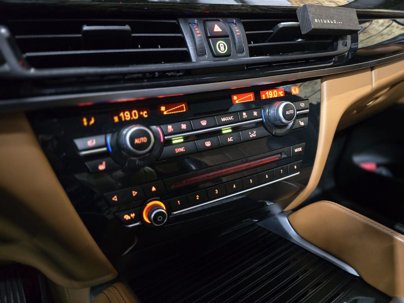 Fahrzeugabbildung BMW X6 xDrive 30d M-Paket/Schiebedach/GARANTIE+TÜV