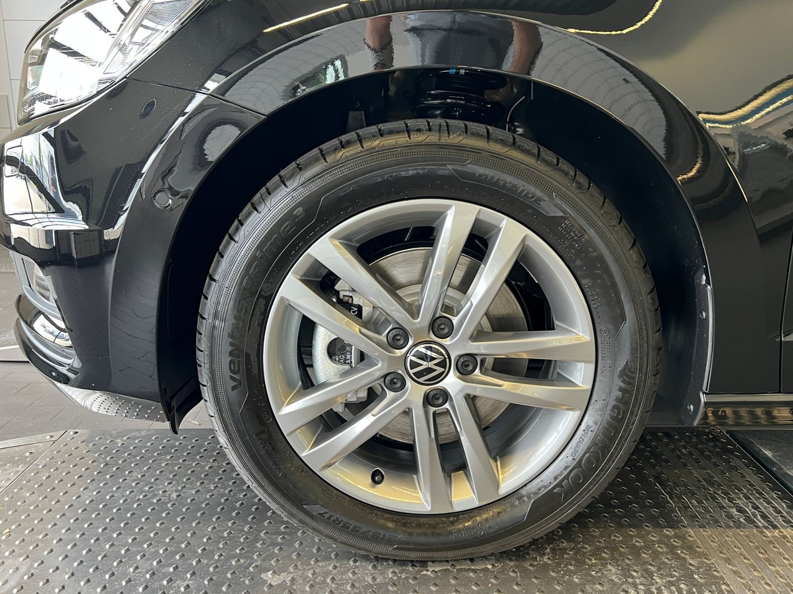 Fahrzeugabbildung Volkswagen Touran Comfortline 1.5 TSI DSG *AHK, LED, 7Sitze