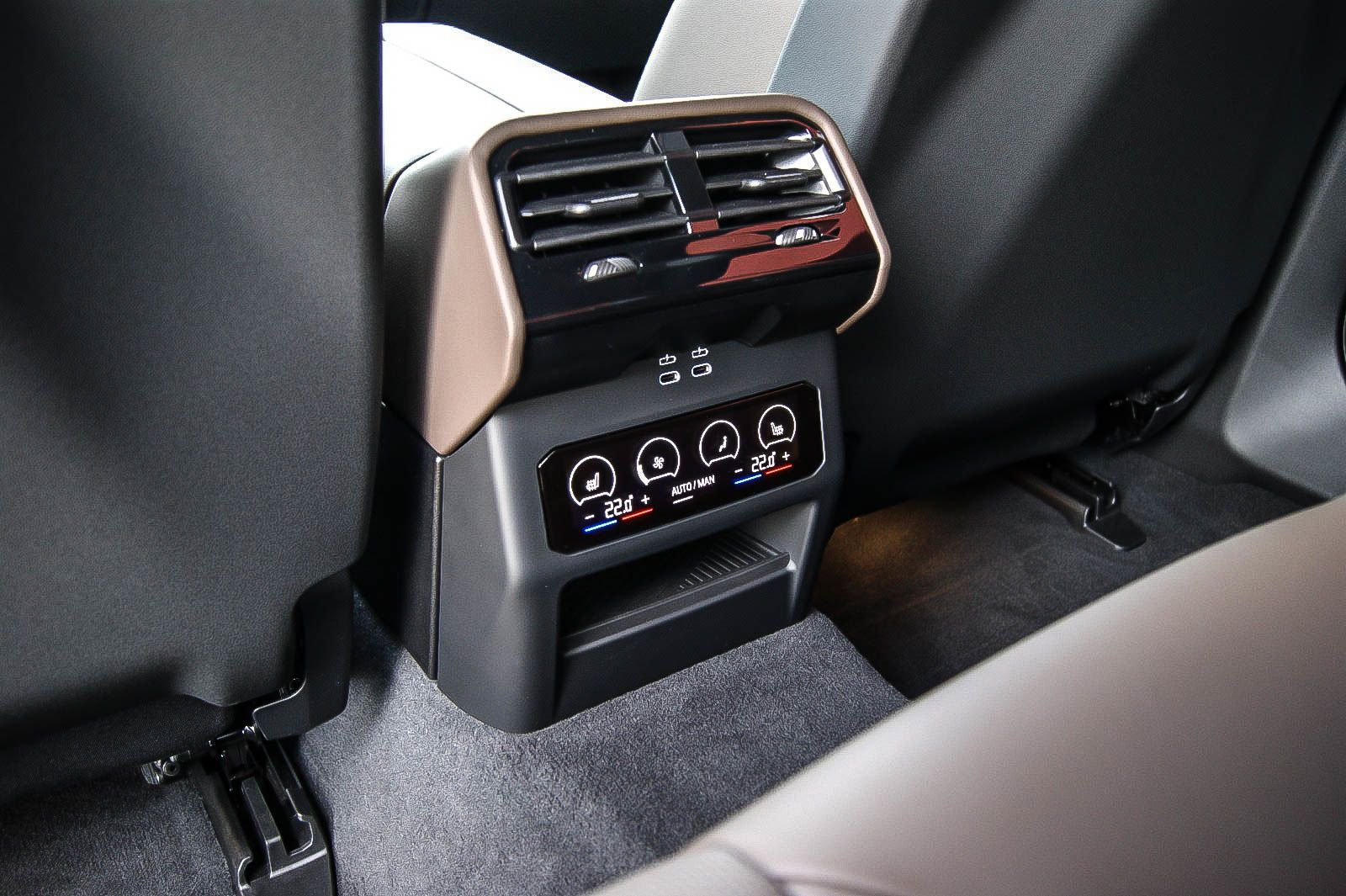 Fahrzeugabbildung BMW i5 Lim 40 eDrive HEAD-UP LEDER ESPRESSO KEYLESS