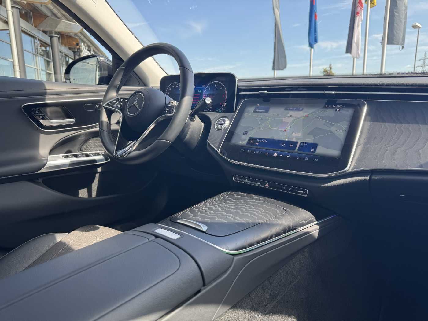 Fahrzeugabbildung Mercedes-Benz E 220 d Avantgarde+Pano+AHK+Distr+19Zoll+MBUX