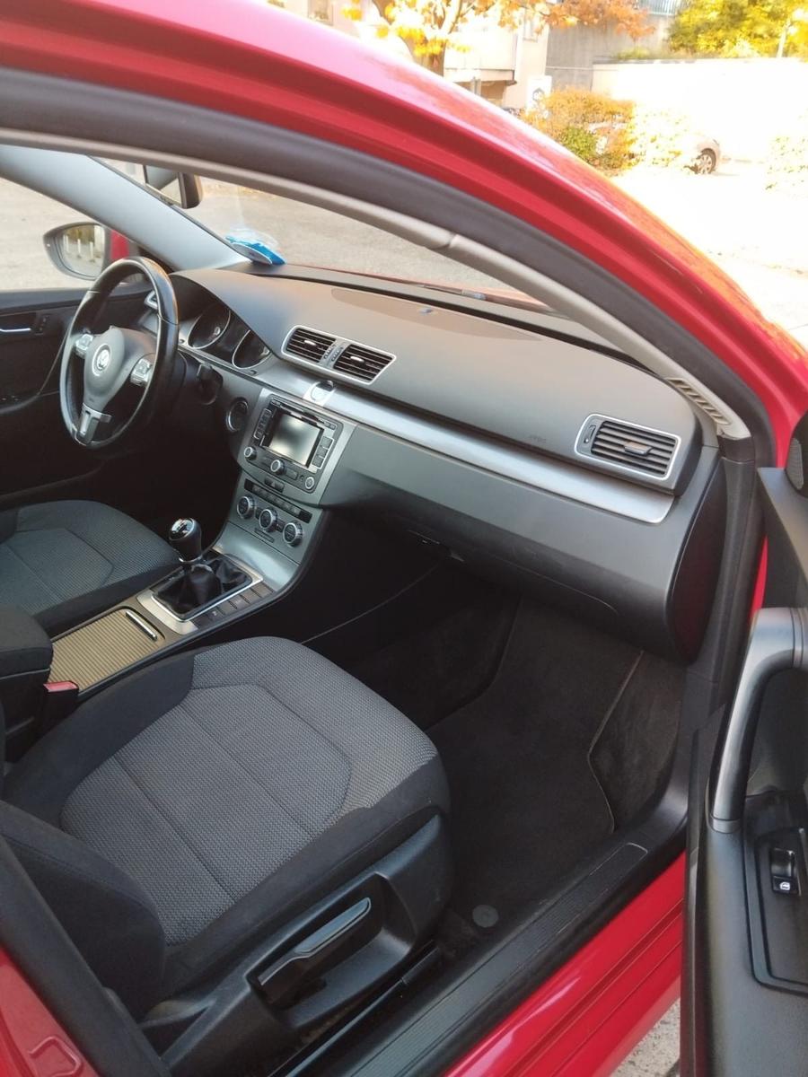 Volkswagen Passat 2012 — interior