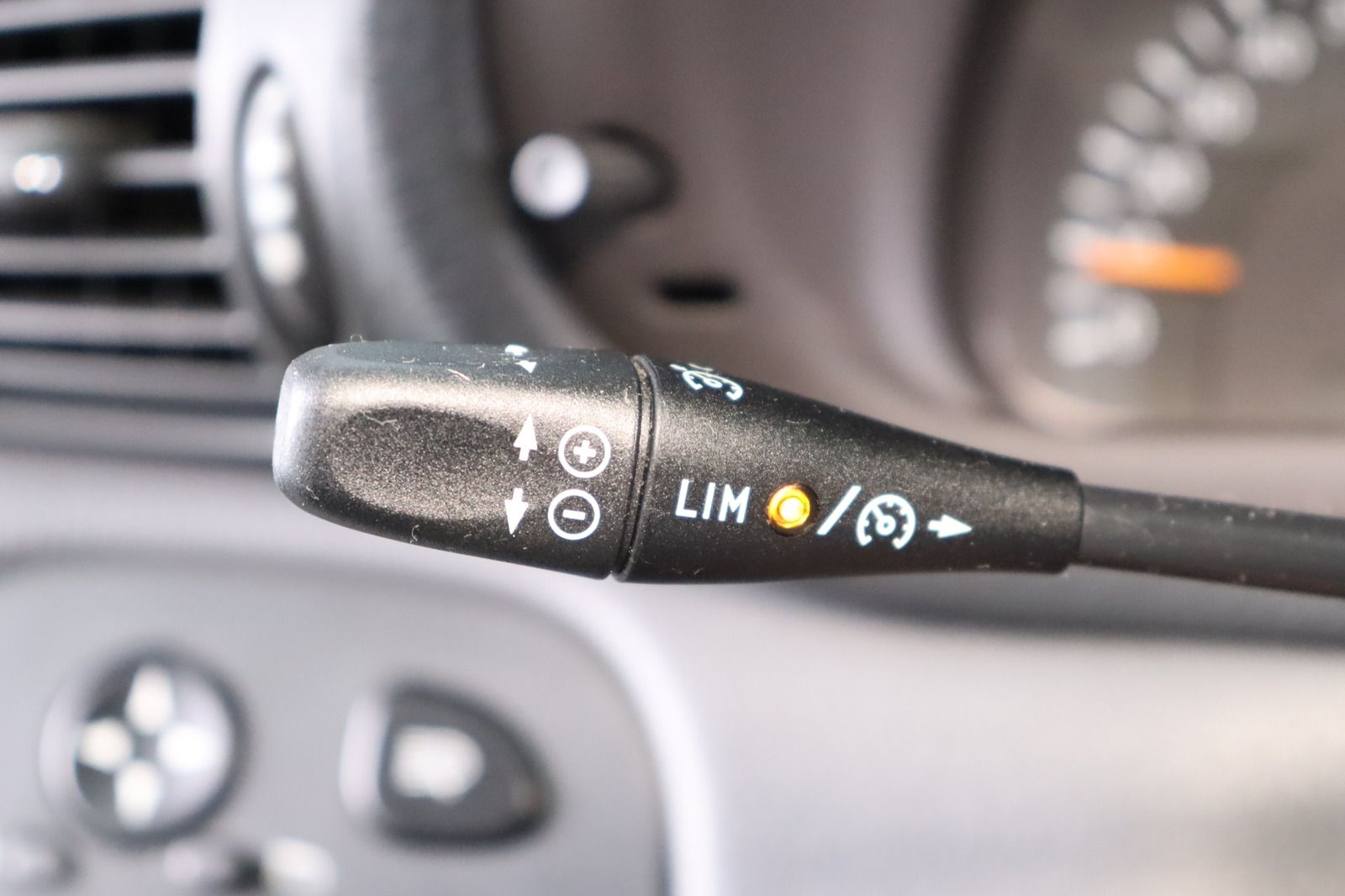 Fahrzeugabbildung Mercedes-Benz C 320 AVANTGARDE 1. Hand * Xenon * Leder * Navi