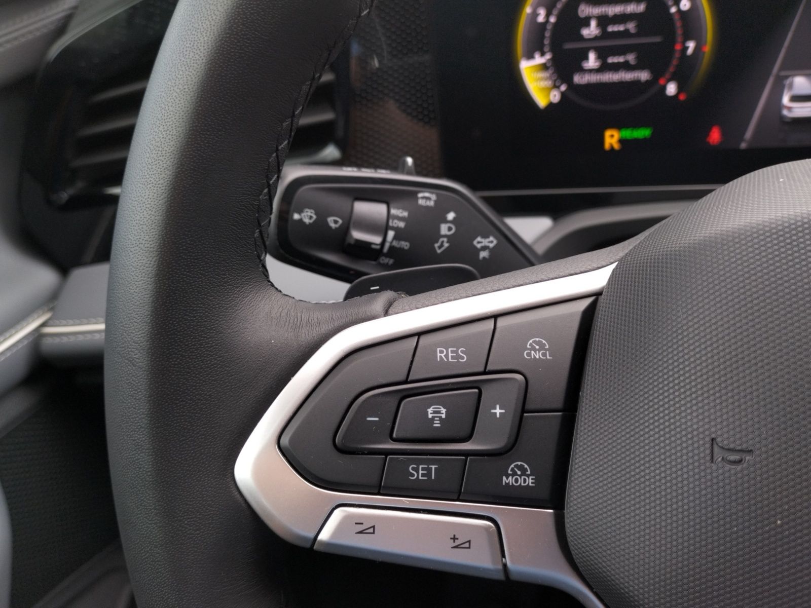 Fahrzeugabbildung Volkswagen Passat Business eTSI DSG LED ACC AHK SHZ Massage