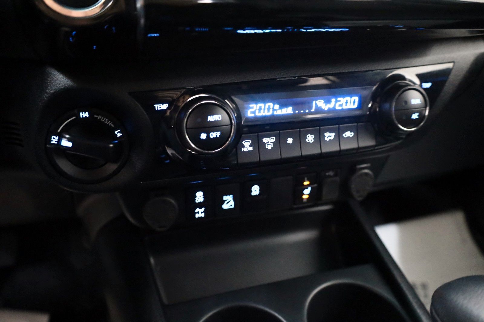 Fahrzeugabbildung Toyota Hilux 2.8 D-4D Invincible,DOKA,ACC,Leder,Nav,AHK