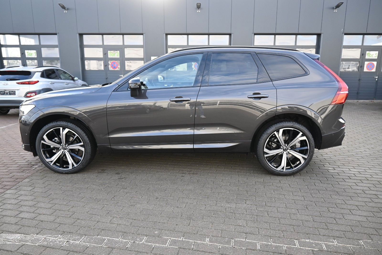 Fahrzeugabbildung Volvo XC60 B5 AWD Plus Dark*H&K*FSHZG*360°*ACC*AHK