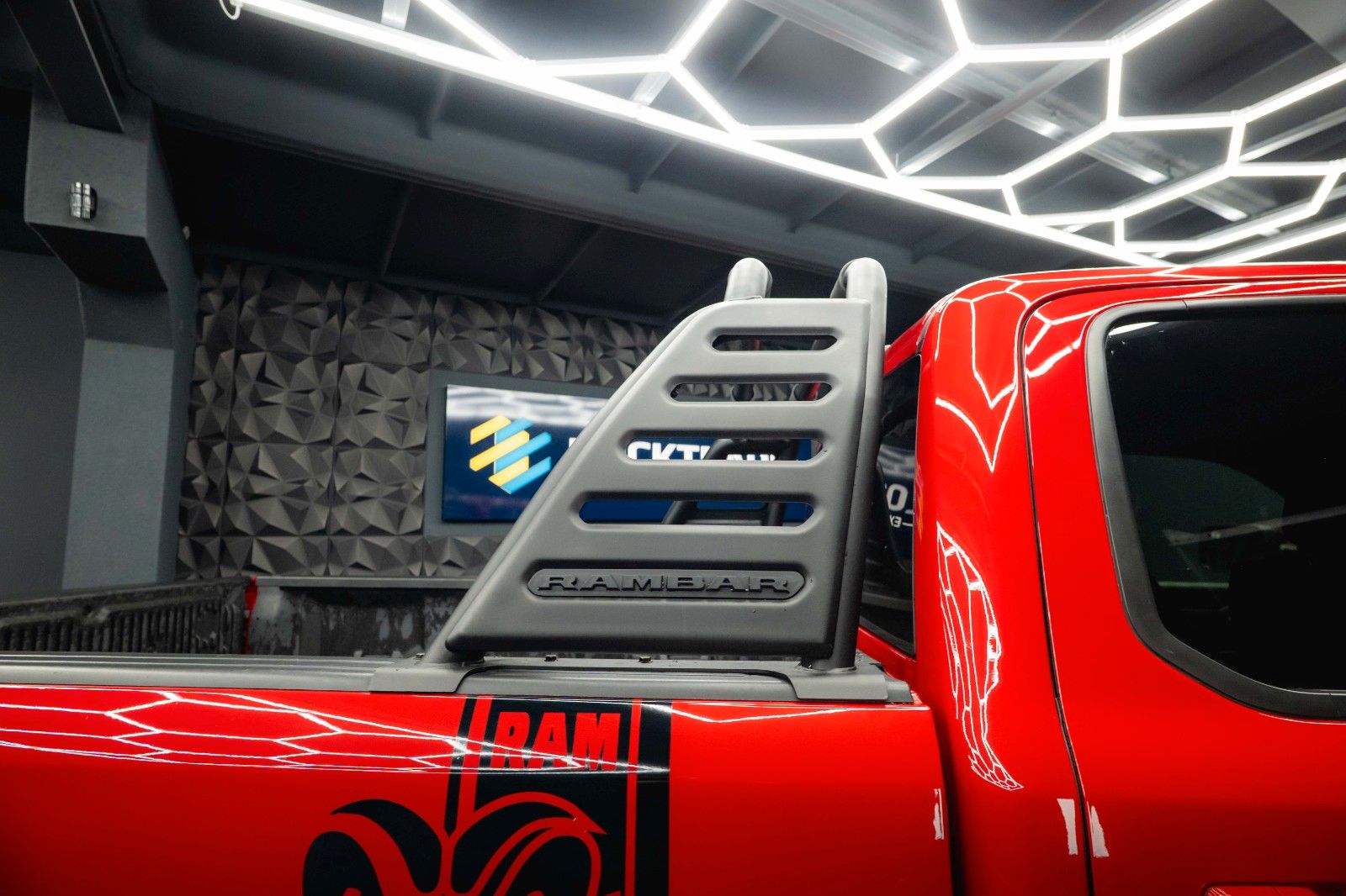 Fahrzeugabbildung Dodge RAM 5.7 V8 HEMI 4x4 OFFROAD Night-Paket *LED*19%