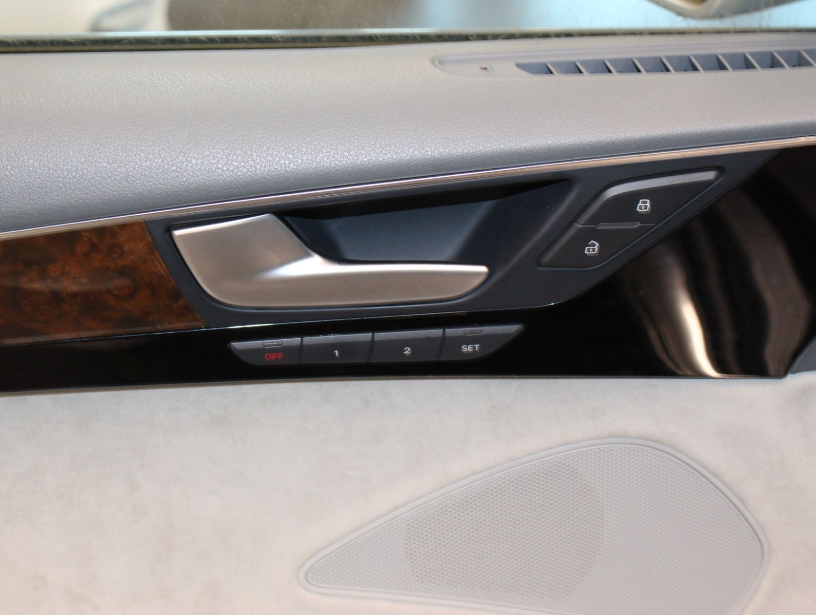 Fahrzeugabbildung Audi A8 4.0 TFSI tiptronic quattro*1.Hand Matrix-LED