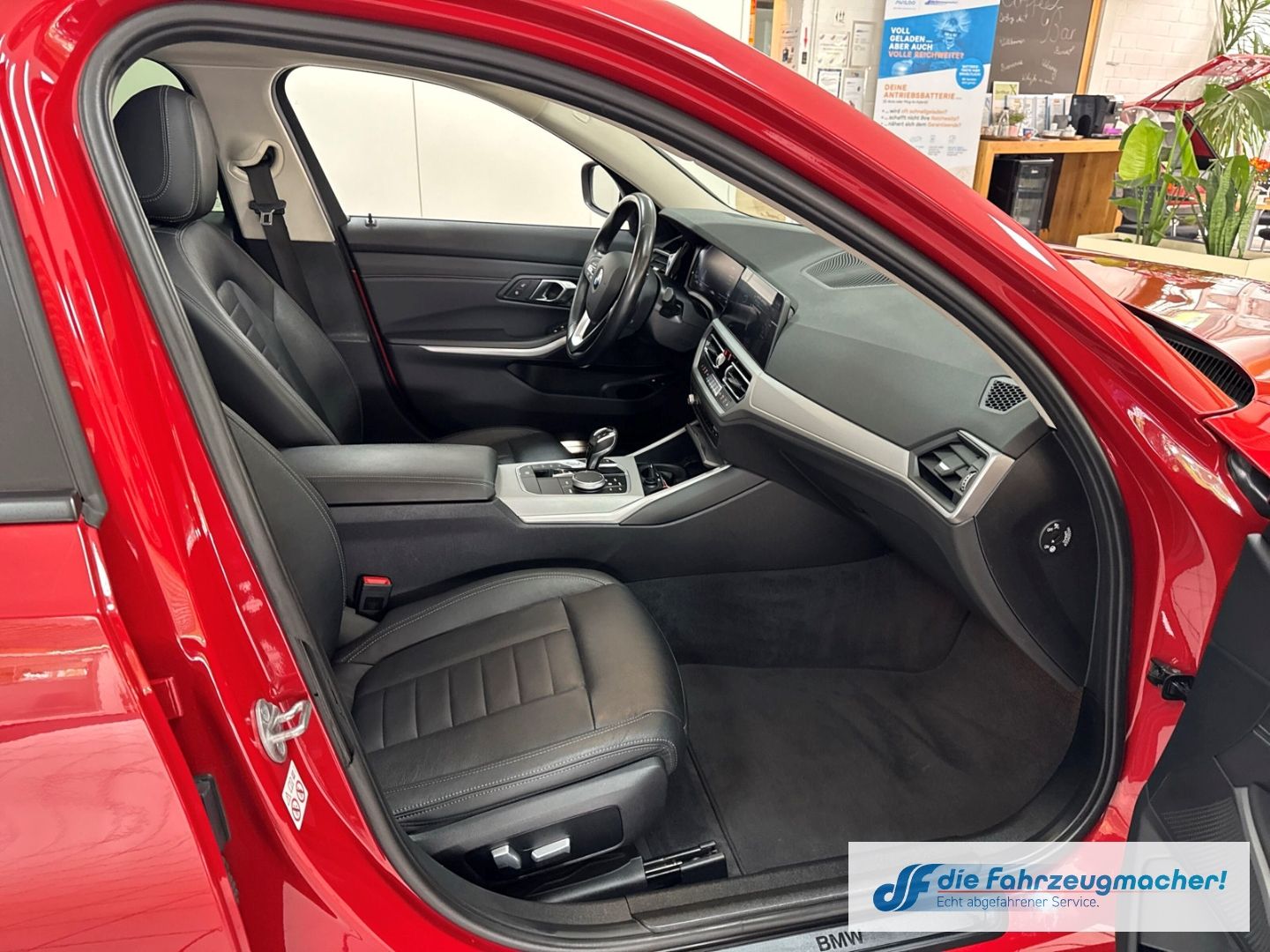 Fahrzeugabbildung BMW 330 e xDrive Advantage Touring Park-Assistent AH