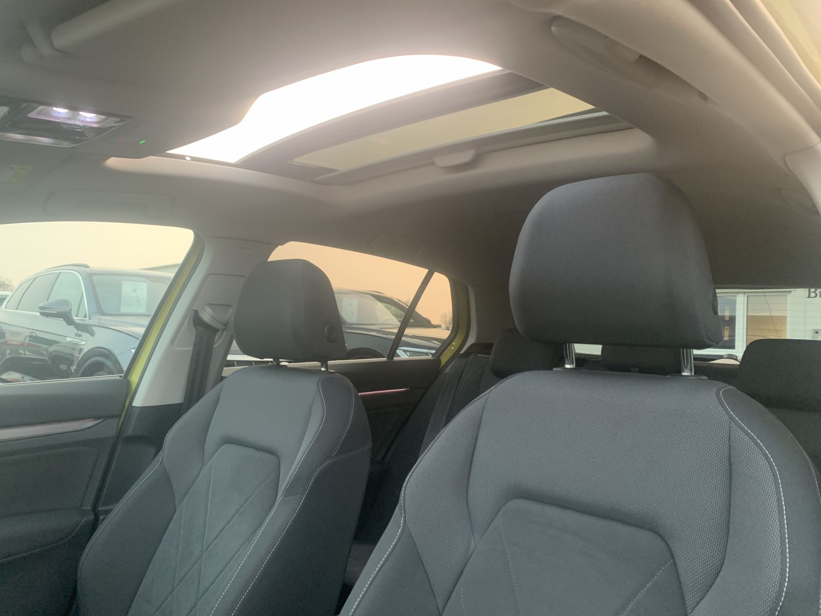 Fahrzeugabbildung Volkswagen Golf 2.0 TDI*Highline*AHK*STHZ*HeadUp*LED-Matrix