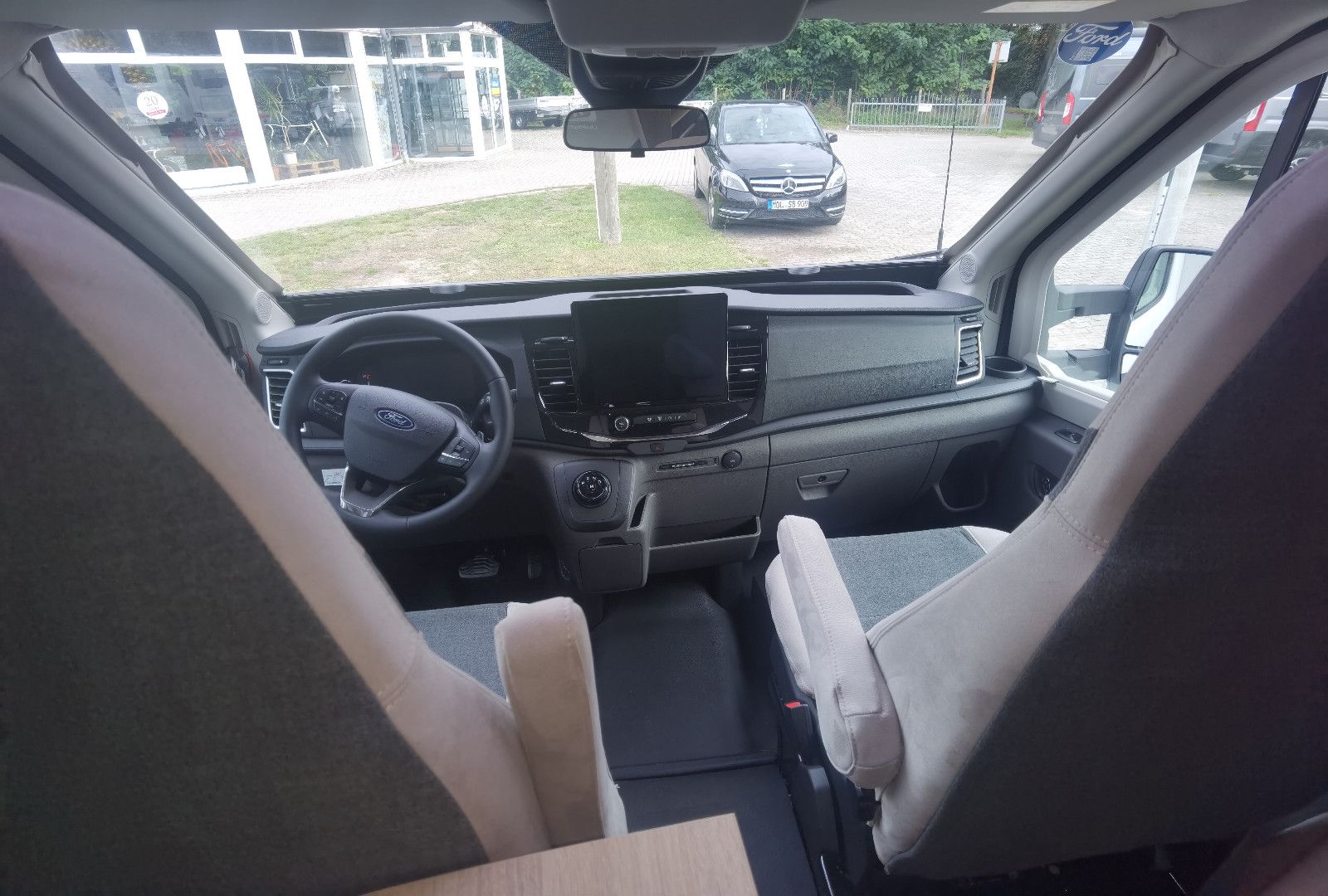 Fahrzeugabbildung Challenger 317 Graphite Edition m. Hubbett