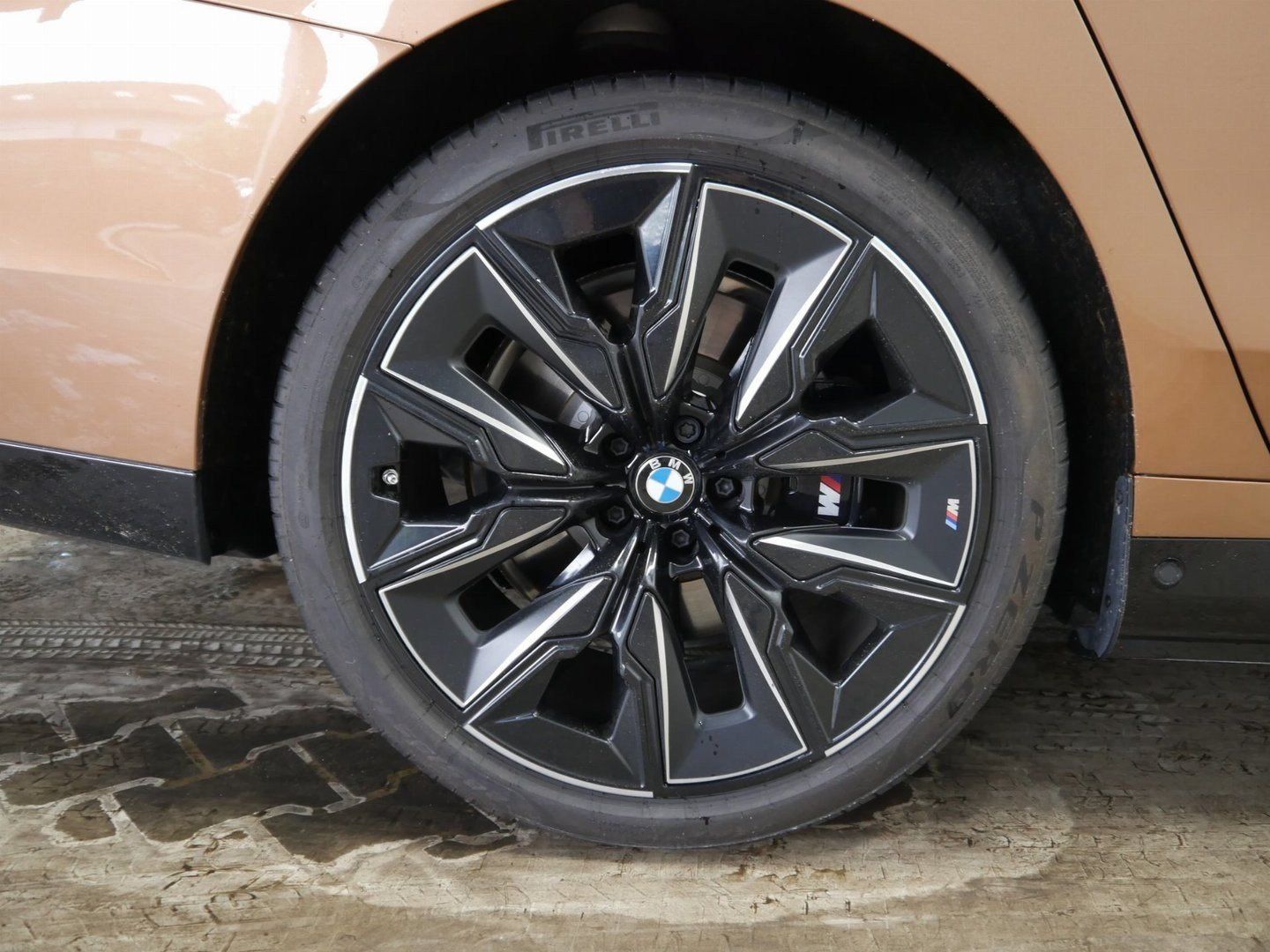 Fahrzeugabbildung BMW i7 M70 xDrive Limousine Sonderlackierung B&W Sur