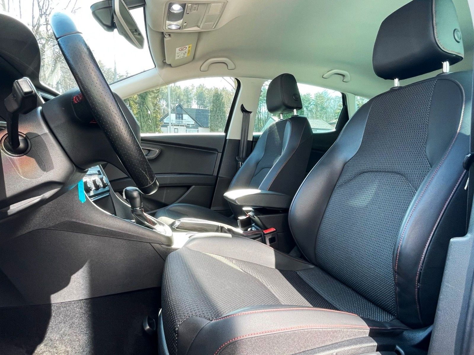 Fahrzeugabbildung SEAT Leon 2.0TDI FR DSG KLIMAAUT LEDER NAVI LED 2.Hd