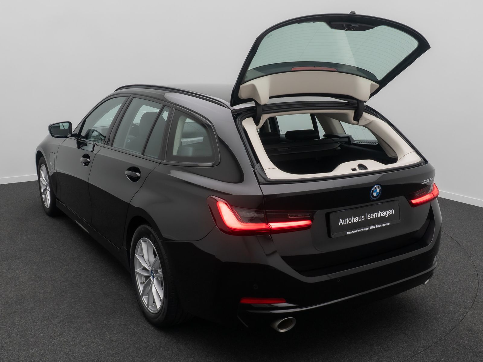 Fahrzeugabbildung BMW 330e WidscreenDispl AHK DAB Leder Sport Stop&Go