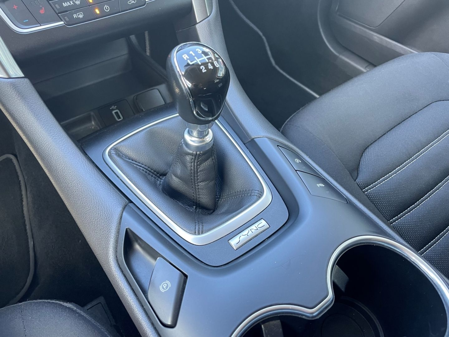 Fahrzeugabbildung Ford Mondeo Business Navi Klima WLAN Apple CP Android